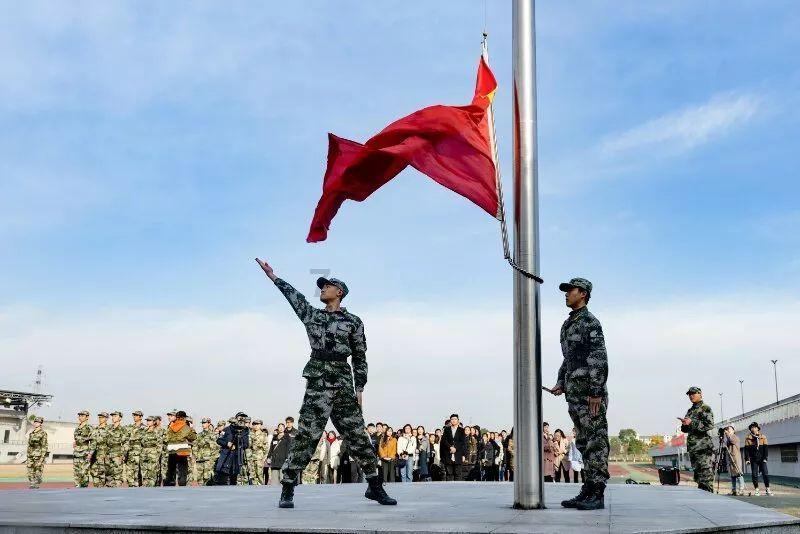 我喜欢趴在老公胸口上听他的心跳声是为什么？每天晚上都会听游戏画面